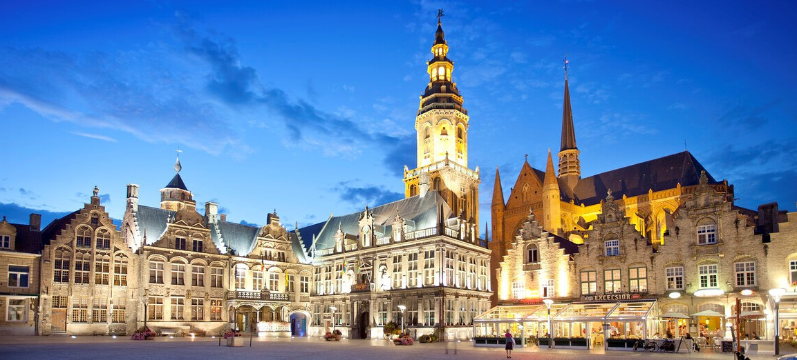 avondbeeld-grote-markt-veurne.jpg